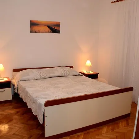 Dvosoban U Centru Grada