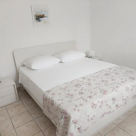 Dvosoban U Centru Grada Lägenhet Biograd Na Moru